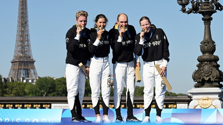 Das deutsche Triathlon-Team mit (vl) Tim Hellwig, Lisa Tertsch, Lasse Lührs und Laura Lindemann jubelt über die Goldmedaille.