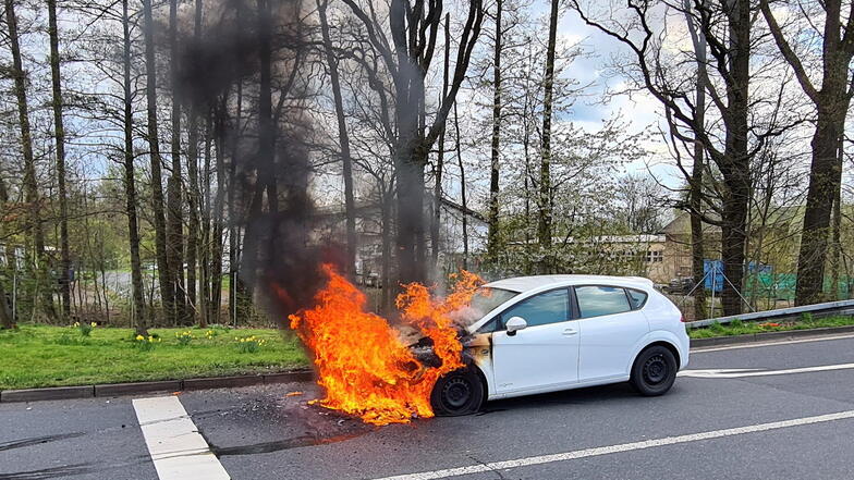 An der A4-Abfahrt Wilsdruff stand der Seat in Flammen.