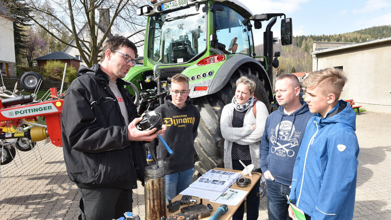Mit einem Traktor ist im vergangenen Jahr die Sadisdorfer Agrargesellschaft zur Berufsmesse auf den Schmiedeberger Schulhof gekommen.