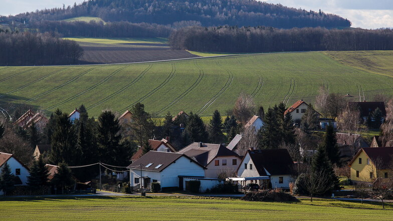 Blick auf Pfaffendorf mit der Landeskrone im Hintergrund.