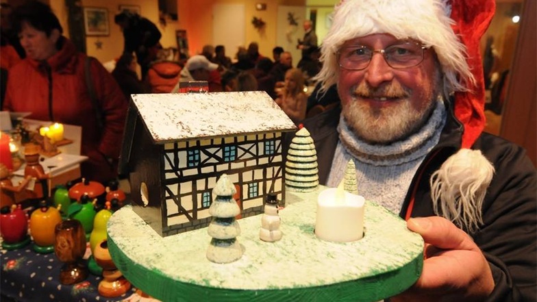Weihnachtsmarkt Marbach:  Jörg Schindler (50) war  früher Maurer und hat Häuser aus Stein gebaut. Heute sind Holzarbeiten sein Hobby und er baut Räucherhäuser aus Holz.    Foto:  /  /