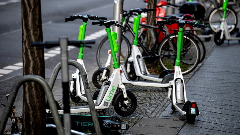 Mehrere E-Scooter stehen im Berliner Regierungsviertel auf dem Bürgersteig. Der frühere Verkehrsminister beschied ihnen einst ein "enormes Zukunftspotenzial".