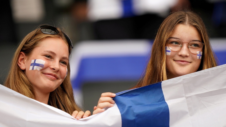 Zwei Finnland-Fans lächeln vor dem Spiel bei der Frauen-EM.
