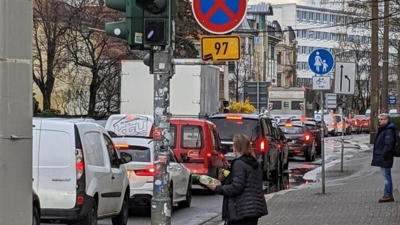 Auf der Königsbrücker Straße staut sich am Montagmorgen der Verkehr.