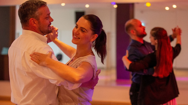Der Tanzunterricht in den Tanzschulen, wie hier in der ADTV Tanzschule Pötschke-Nebl in Pirna findet wieder statt. Darüber freuen sich Janine Pötschke und Jens Pötschke.