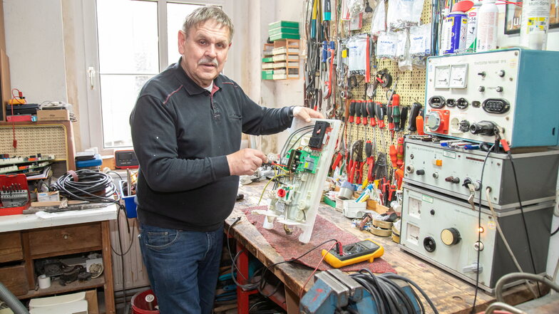 Hans-Georg Kohoutek repariert in der Werkstatt einen Durchlauferhitzer.