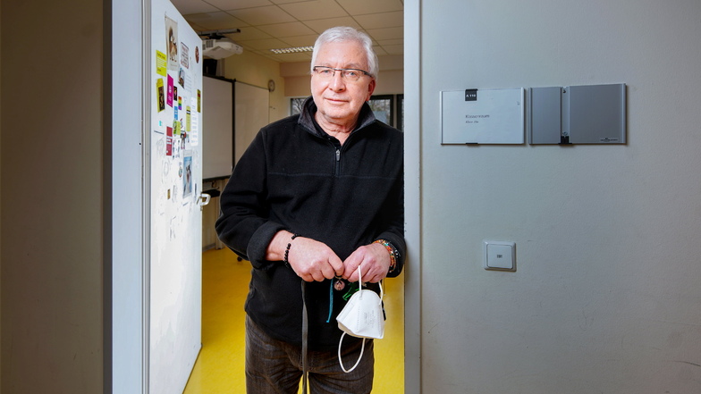 Wilfried Schäfer könnte mit 71 Jahren schon längst den Ruhestand genießen. Doch er steht in dieser Woche wieder vor seiner Schulklasse - bislang ohne Corona-Impfung.
