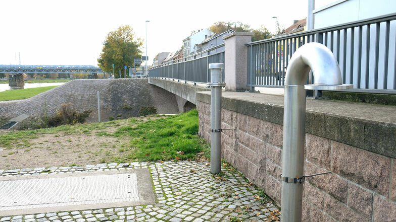 Die Flutmauer am linken Elbufer soll unterirdisch vertieft werden. An der Triebischmündung kann sie im Hochwasserfall vollständig geschlossen werden.