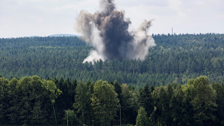 Sprengung einer Fliegerbombe in der Heide im Sommer 2014. Die Bombe war für eine reguläre Entschärfung zu sehr verrottet.