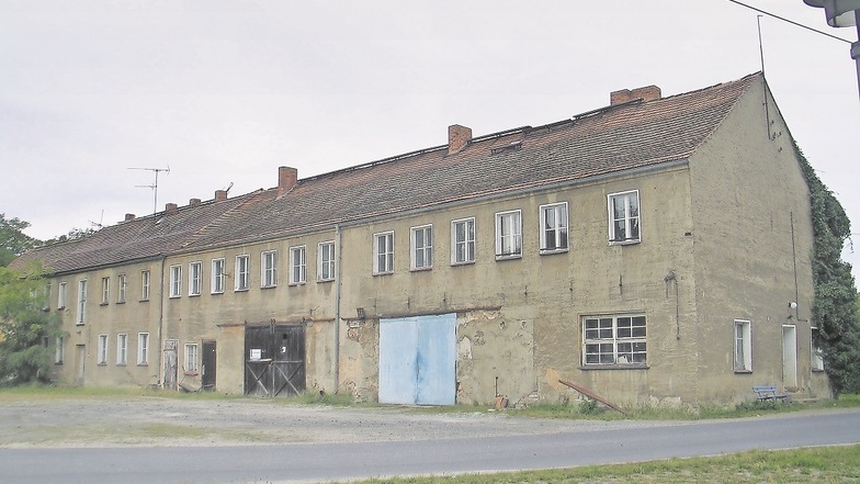 Das Mehrfamilienhaus auf dem Gutshof in Uhyst ist abrissreif. Pläne für eine alternative Bebauung hatte der Landkreis aber zunächst ausgebremst.