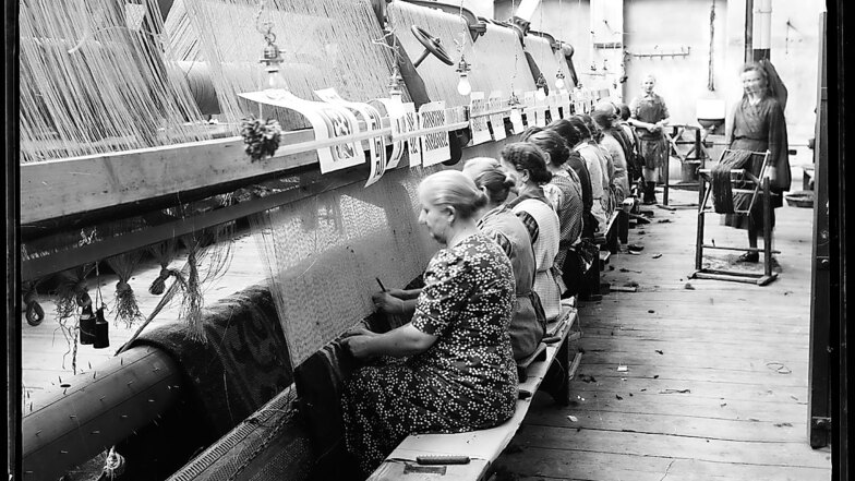 Frauen bei der Arbeit in der Teppichfabrik Ginzkey in Maffersdorf – das Nordböhmische Museum Liberec konnte eine Sammlung historischer Fotos zur Firma erwerben.