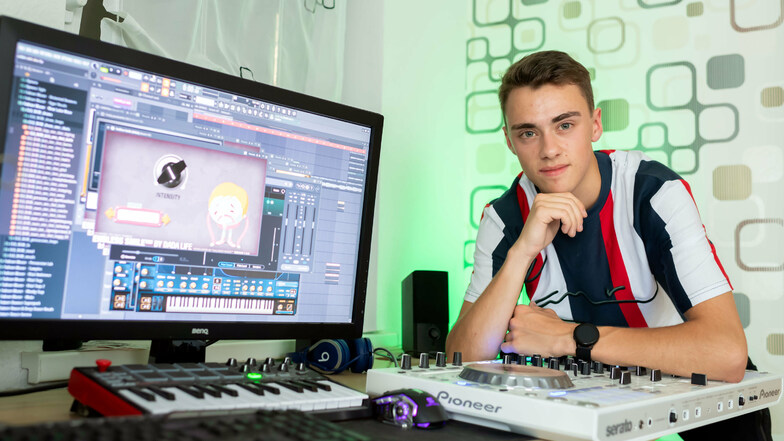 Mit etwas Technik und viel Kreativität macht Nick Ambrosius alias Zombic Musik im Haus seiner Eltern in Kirschau. Die interessiert sogar die große Musikindustrie.