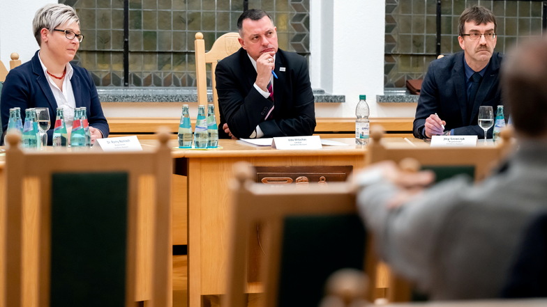Bei den Bürgergesprächen sind neben Landrat Udo Witschas seine Beigeordneten Dr. Romy Reinisch und Jörg Szewczyk dabei wie etwa im November 2022 in Wilthen.