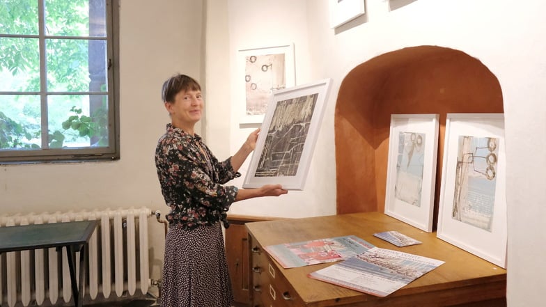 Galeristin Sylvia Fenk in der neuen Ausstellung im Jahnaischen Hof Meißen.