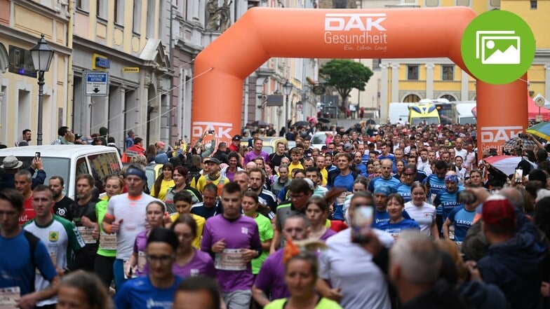 Rund 1.500 Läufer starteten am Mittwochabend auf dem Bautzener Hauptmarkt zum Firmenlauf.
