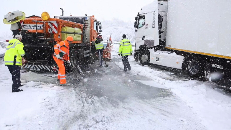 Der Winterdienst mühte sich, den Laster wieder in die Spur zu bekommen. Foto: xcitepress/Essler
