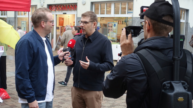 Matthias Ecke (SPD, Mitte) mit einem Fernsehteam von Pro 7 in Döbeln.
