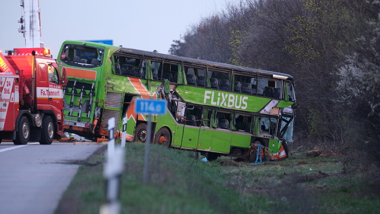 Nach dem tödlichen Busunfall auf der A9 bei Leipzig wird über strengere Kontrollen der Gurtpflicht diskutiert.