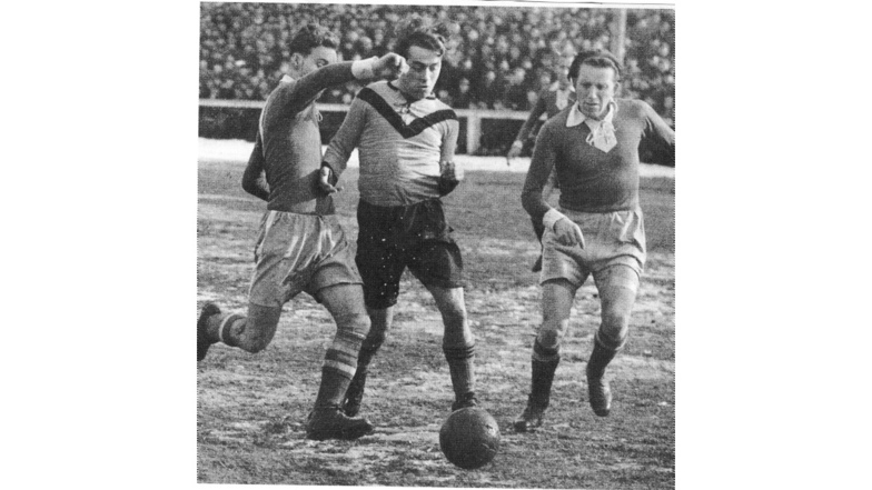 März 1951: Szene aus dem Punktspiel Volkspolizei Dresden gegen KWU Weimar (1:0). Horst Beulig (r.) gegen VP-Stopper Herbert Schoen (l.).