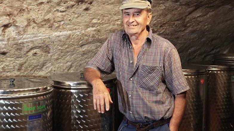 Ehemann Bernd sieht im Weinkeller nach dem Rechten. In den Edelstahlfässern lagert der aktuelle Jahrgang.