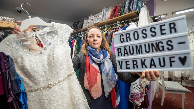 Keine leichte Entscheidung: Maria Schönfelder, Inhaberin des Brautmodengeschäfts "White Dreams" in Zabeltitz, hat sich dazu entschlossen, künftig nur noch als Schneiderin tätig zu sein.