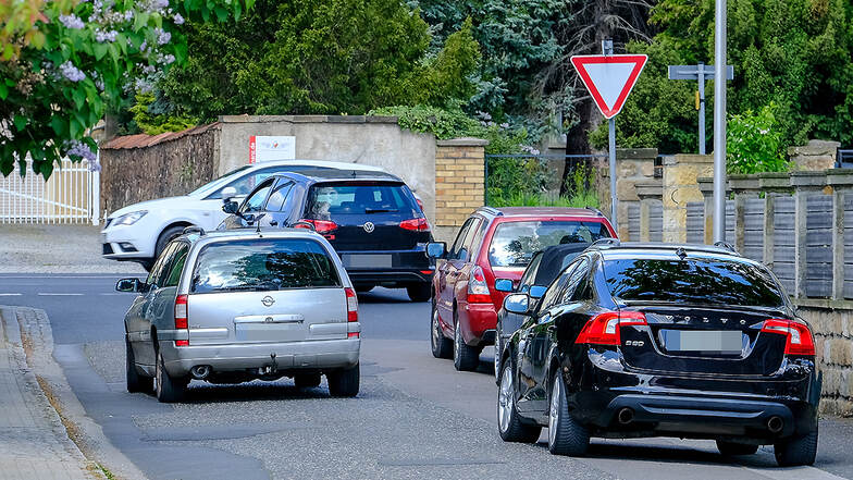 Verkehrschaos auf Schleichweg in Radebeul-West