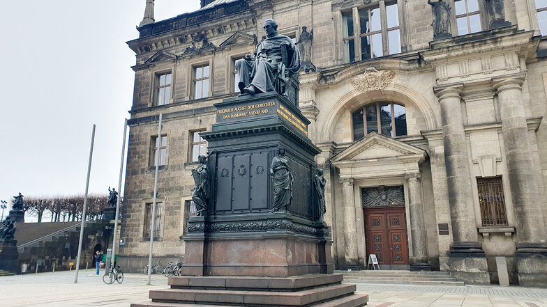 Seit 2008 steht das Denkmal von König Friedrich August I. auf dem Schlossplatz.