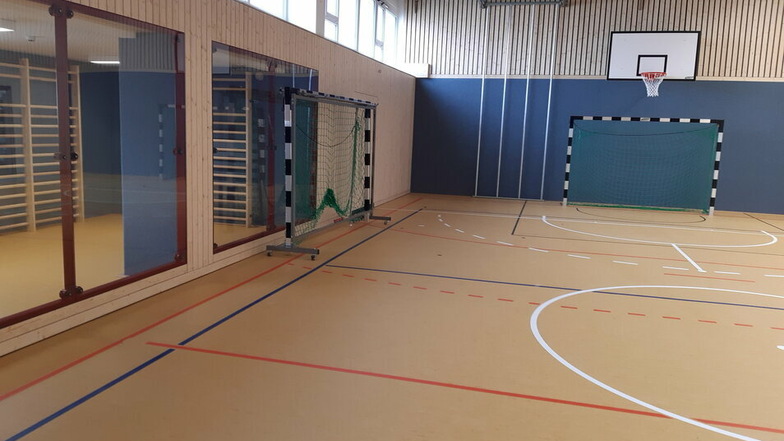 Die fertig sanierte Turnhalle in Nieder Seifersdorf wartet auf die Sportler. Über 1,3 Millionen Euro wurde in die umfassende Sanierung der Halle gesteckt.