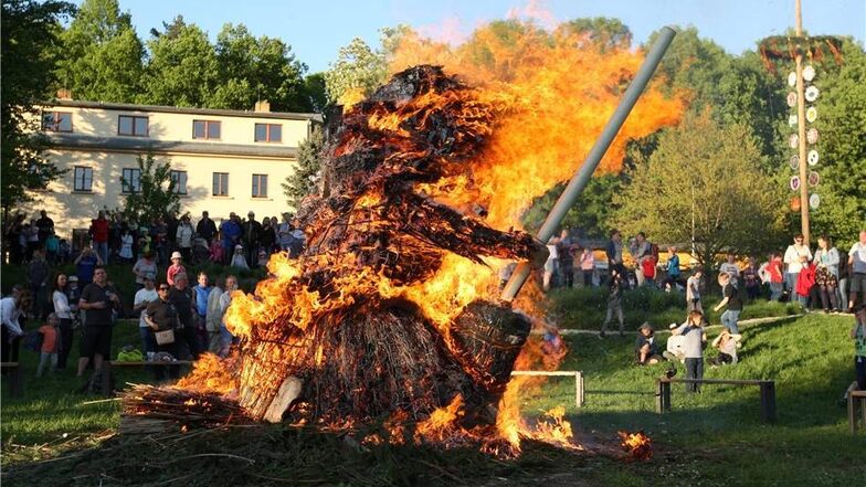 Hier geht eine Hexe in Flammen und Rauch auf: Großes Spektakel beim Walpurgisfeuer bzw. Hexenfeuer in Graupa, auf der Festwiese vor dem Jagdschloss.