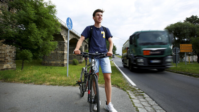 Gersdorf Simon Erzberger ist passionierter Radfahrer. Am Viadukt in Gersdorf endet derzeit der Radweg. Auch er würde sich wünschen, dass die Radtrasse endlich fertiggebaut wird, damit er sicherer radeln kann.