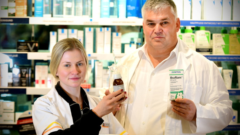 Medikamentenmangel: Apotheker stellt jetzt selber Ibuprofen-Saft her