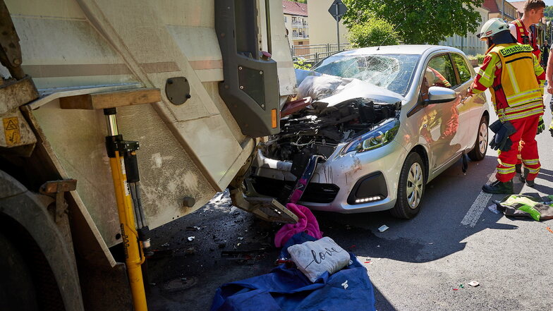 Der Peugeot-Kleinwagen nach dem Unfall mit dem Müllfahrzeug. Zwischen den beiden Wagen war der Mitarbeiter der Müllabfuhr eingeklemmt.