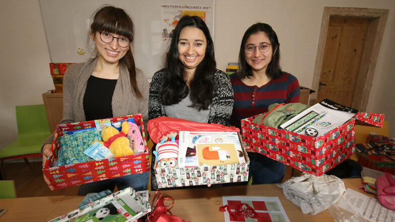 Sarah, Lina und Martha haben im vergangenen Jahr jede Menge Weihnachtsgeschenke eingepackt.