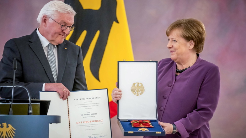 Steinmeier ehrt Merkel als "beispiellose Politikerin"