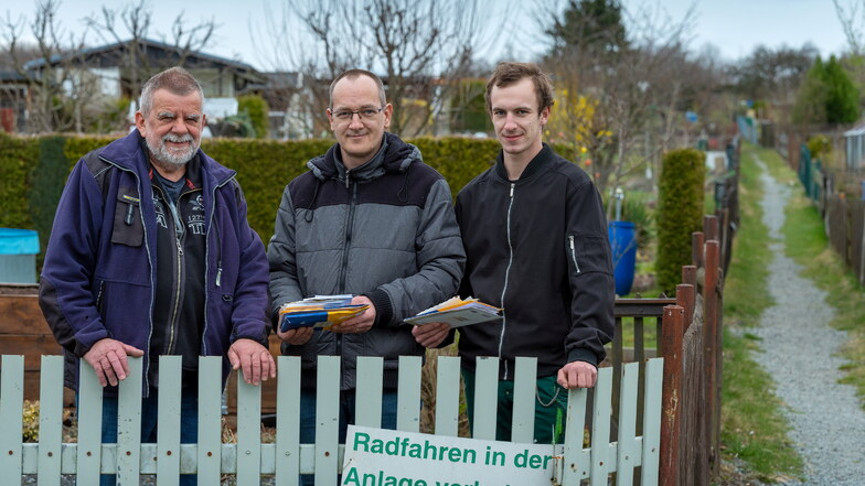 Drei Generationen, eine Anlage: Dietmar Klinger, Jens Weber und Nico Kießling (v.l.) in der Kleingartenanlage Spreequelle in Neugersdorf.