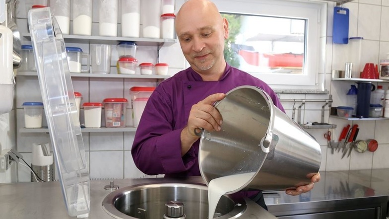 Hier wird das Speiseeis noch selbst gemacht. Hagen Thomas, Inhaber der Eis Oase in Kollm, befüllt die Eismaschine. Am Wochenende ist das Eiscafé bereits geöffnet.