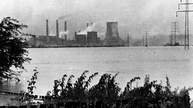 Wie am fernen Ufer eines großen (Neiße-)Sees stand das Kraftwerk Hirschfelde in der Landschaft.
Im kleinen Bild:
So berichtete die SZ am 22. Juli 1981 über das Hochwasser im Kreis Löbau.
