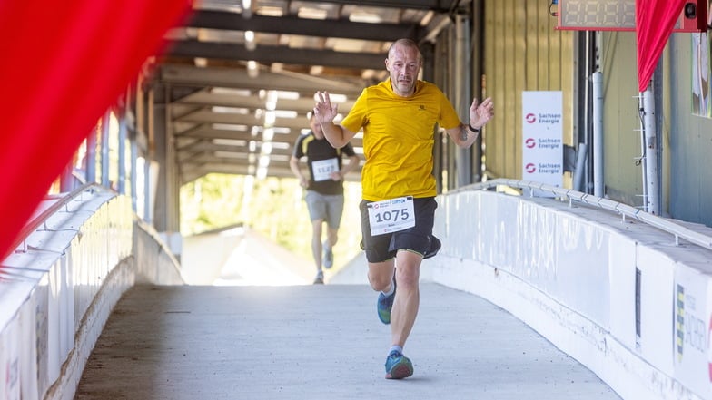 Mehr als 120 Teilnehmer nahmen am 5. Bob-Run in Altenberg teil, die 8,8 km lange Strecke bergauf und -ab durch den Wald und endete in einem Endspurt die Bobbahn bei Altenberg hinauf, die ersten Männer kamen nach etwa 30 Minuten ins Ziel.