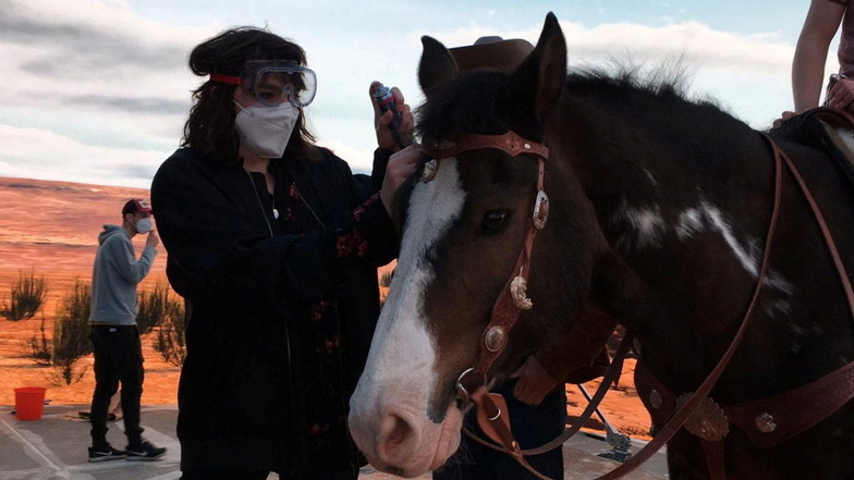 Auch Pferde müssen in die Maske. Manchmal werden sogar Catanos weiße Flecken im Fell abgedeckt.