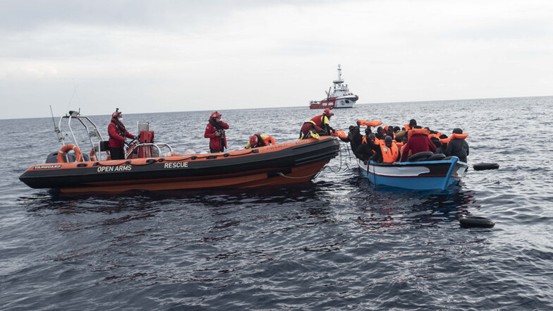 Ein Holzboot mit 28 Flüchtlingen aus Afrika und dem Maghreb wird von der Nichtregierungsorganisation Open Arms vor der libyschen Küste im Mittelmeer gerettet. Hunderte überlebten die Überfahrt nicht.