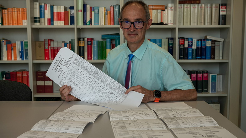 Kreiswahlleiter Karl Ilg mit den Stimmzetteln zur Landtagswahl im Landkreis Görlitz.