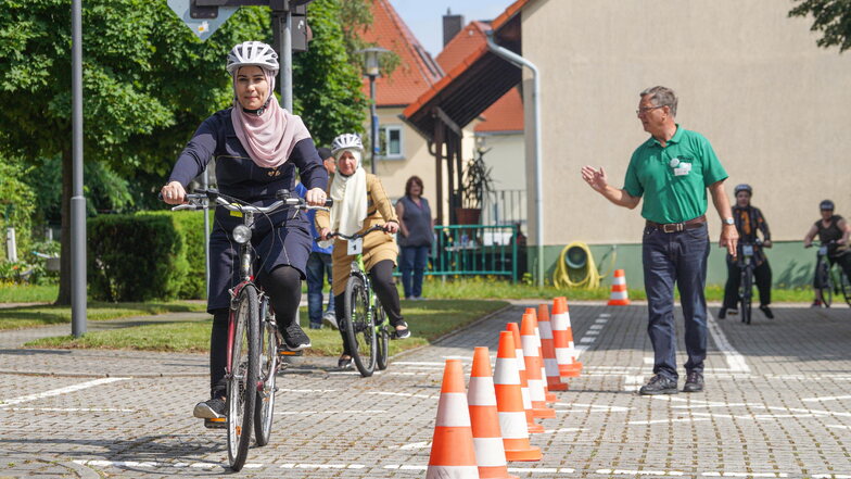 Einige Frauen können schon recht gut fahren - aber Dietmar Zanke (r.), Vorsitzender der Kreisverkehrswacht Bautzen, weiß auch, wie er den anderen helfen kann.