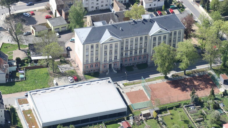 Auf dem Freigelände zwischen Oberschule und Stadtsporthalle Roßwein ist eine Gedenkfeier für die etwa 90 Roßweiner geplant, die während der beiden zurückliegenden Lockdowns verstorben sind.