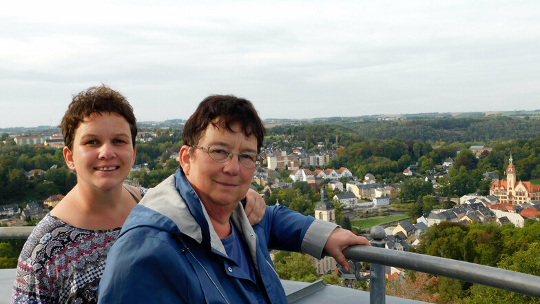 Dorothea und Rita Daidone auf der Aussichtspattform des Wachbergturmes.