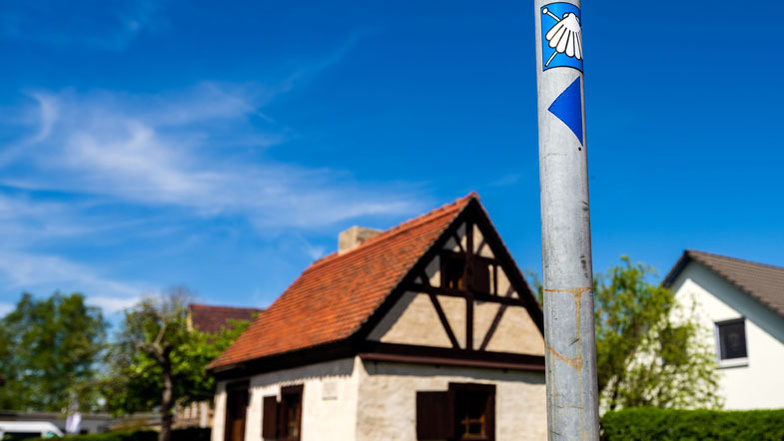 Die gelbe Muschel auf blauem Grund ist Symbol des 450 Kilometer langen Weges, der von Görlitz bis Vacha führt – und eben auch durch Königsbrück. Hier weht der Geist der Via Regia auch durch einen ganz besonderen Ort.