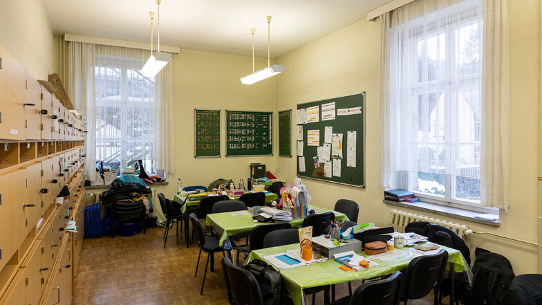 Das Lehrerzimmer dient 29 Lehrern als Vorbereitungsraum und Rückzugsort.