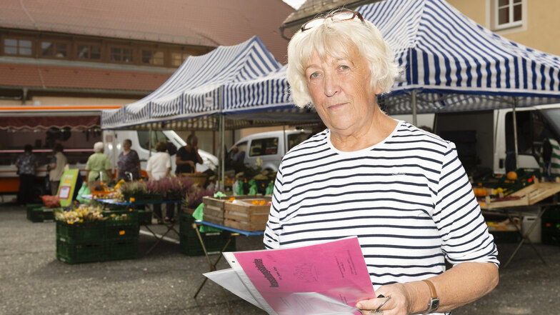 Christine Schöbel ist Vorsitzende des Vereins Mehrgenerationenhof – und manchmal auch Marktmeisterin. Zum Dank gab es Blumen und einen Restaurantgutschein.