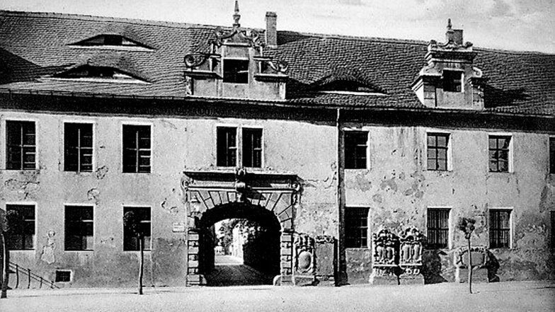 Historische Aufnahme vom Alten Gymnasium. Die Genehmigungsurkunde für den Bau fehlt bis heute. Es wird vermutet, dass sie beim Stadtbrand 1608 verlorenging.