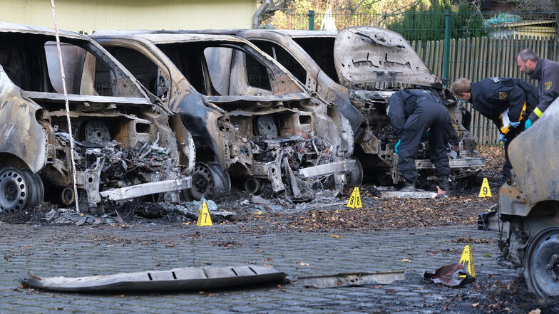 Ermittler untersuchen die ausgebrannte Fahrzeuge von Vonovia auf dem Gelände der Firma. Unbekannte haben die Autos in Brand gesteckt, die Polizei schließt ein politisches Motiv nicht aus.
