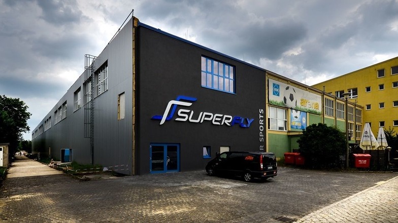 In der Halle an der Siemensstraße baut das Freizeitunternehmen Superfly seinen neuen Trampolinpark.